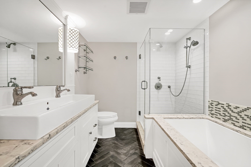 343 Commercial St, Waterfront