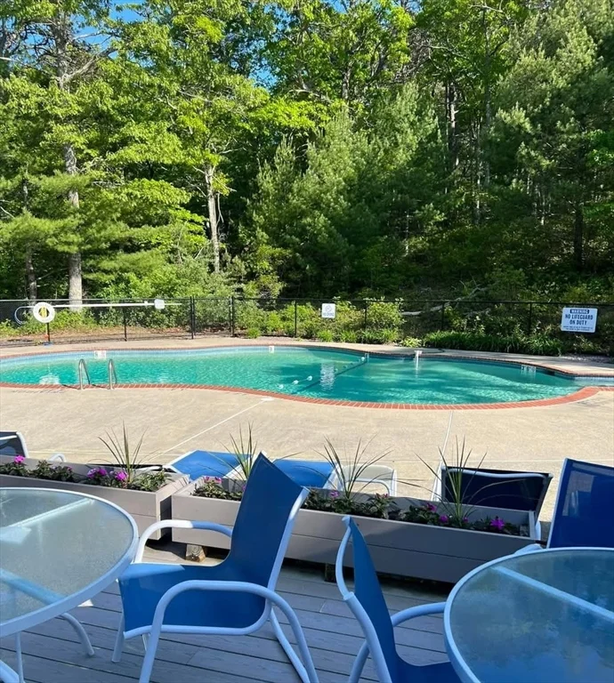 4 Bittersweet Ln, Buzzards Bay