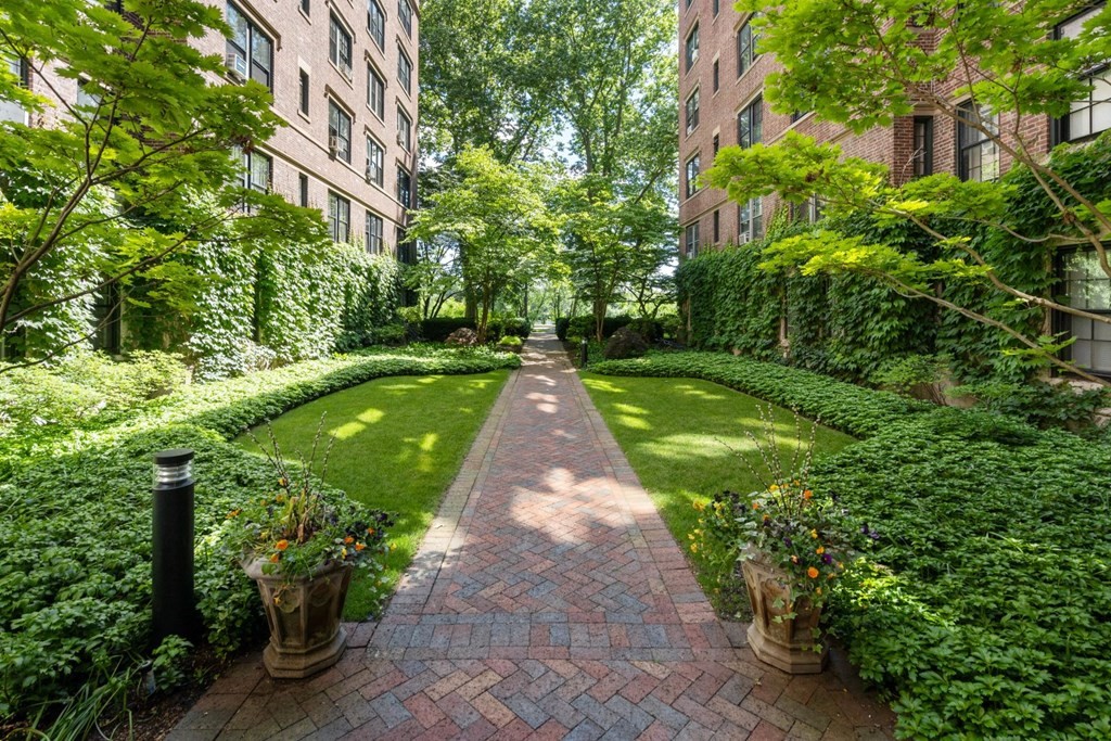 988 Memorial Dr, Harvard Square