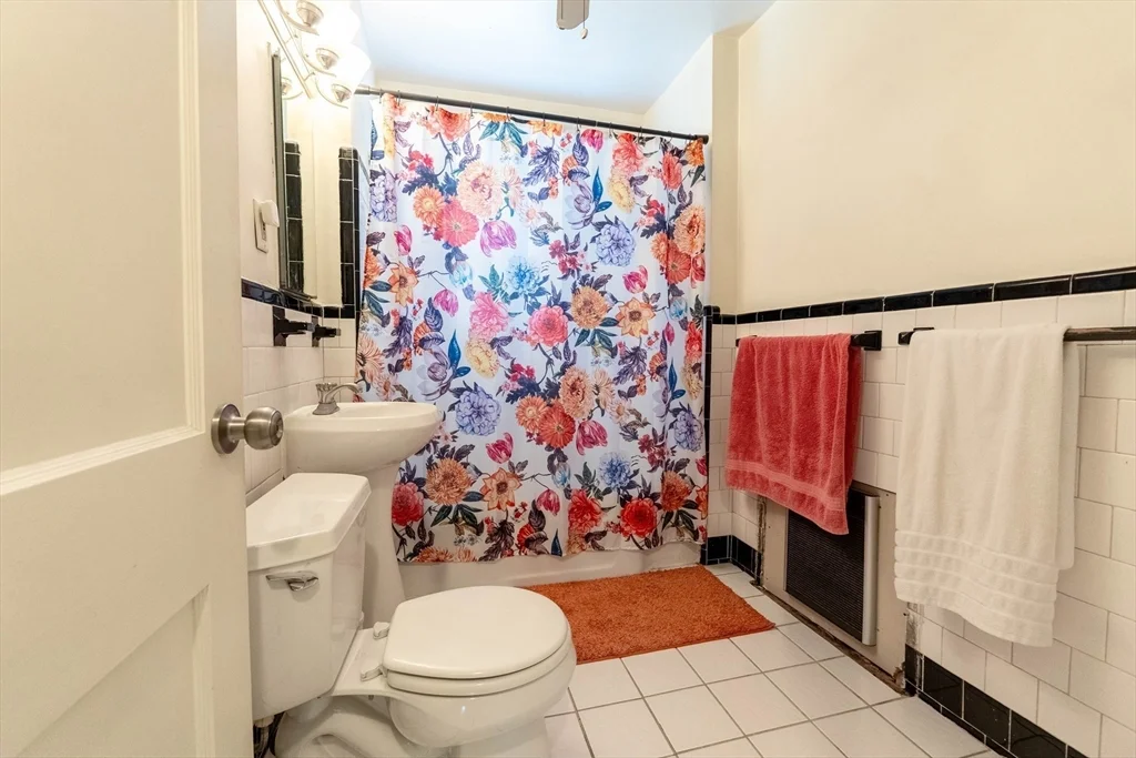 33 Hammond Pond Pkwy, Chestnut Hill