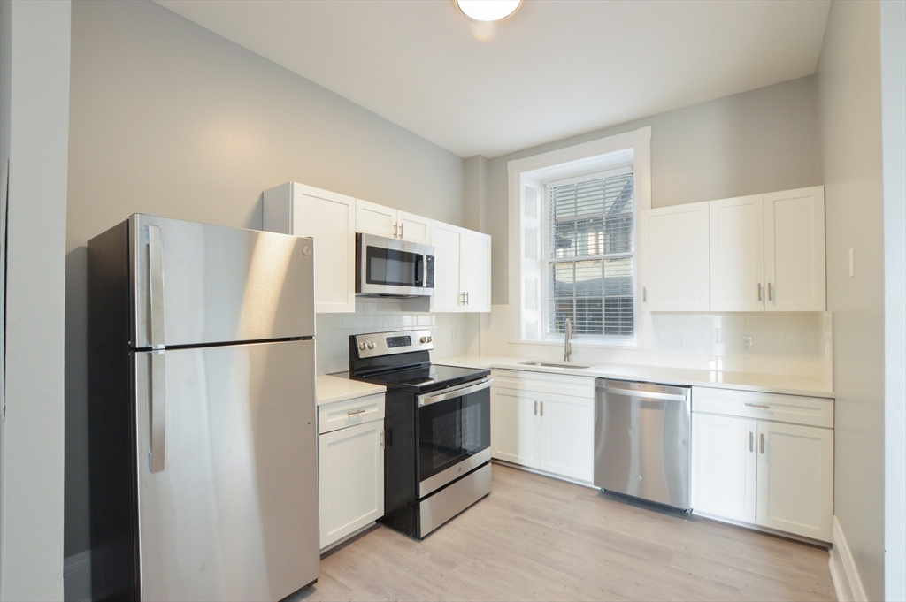 1049 Pleasant St, Center