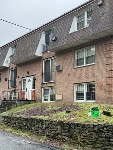 82 Boylston Ln, Lowell