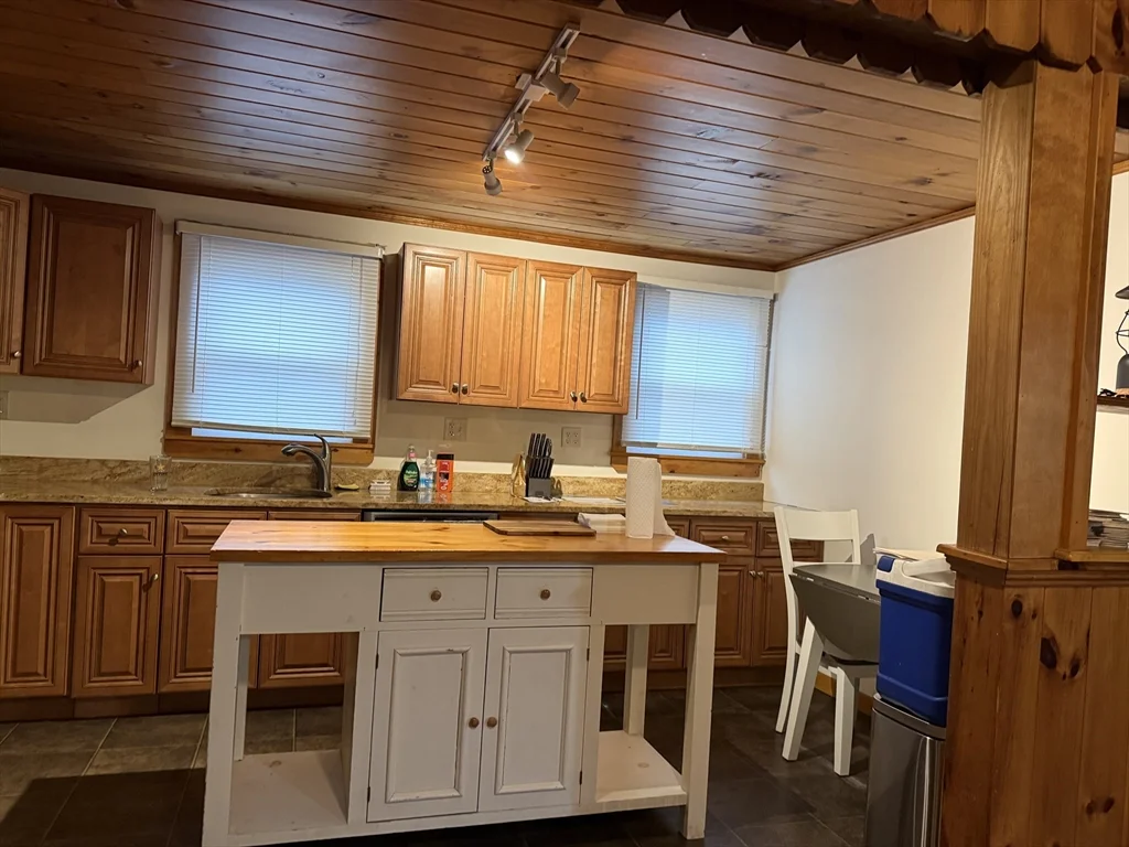 28 Quissett Rd, Mendon