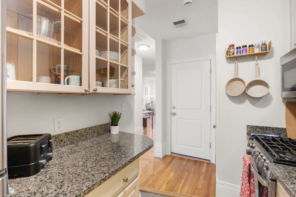 62 West Cedar St, Beacon Hill