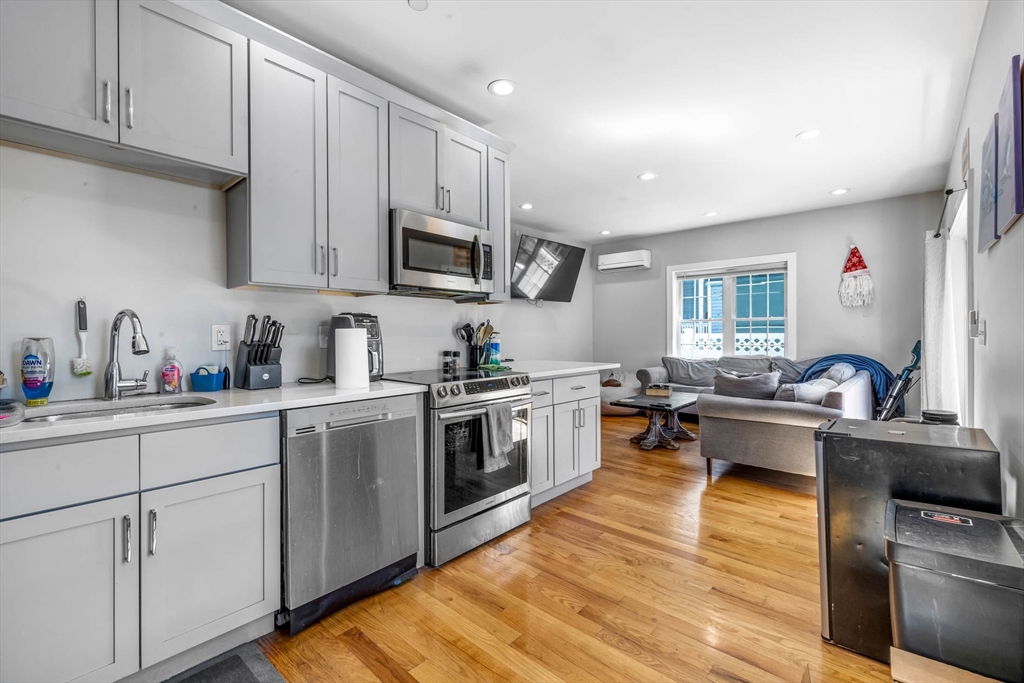 8 W Bellflower St, Dorchester