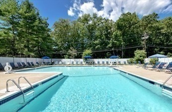 14 Village Green Ln, Natick