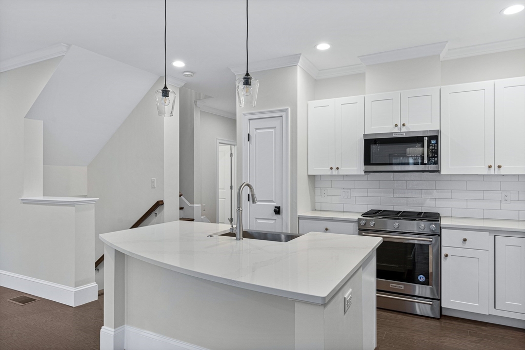 15 Lily Pond Ln, Lexington