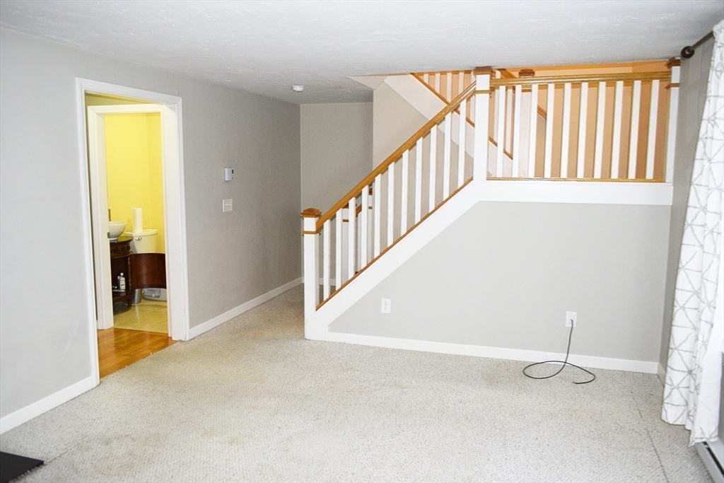 14 Meetinghouse Ln, Millbury