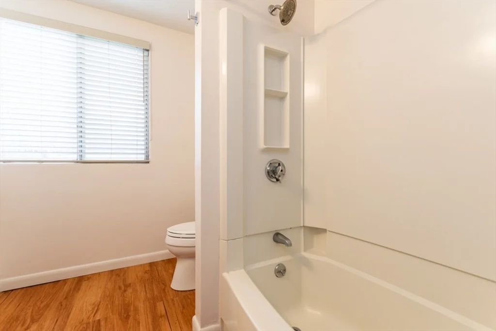 8 Longwood Dr, Andover