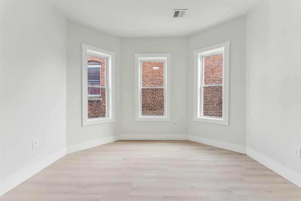 47 Brackett St, Oak Square