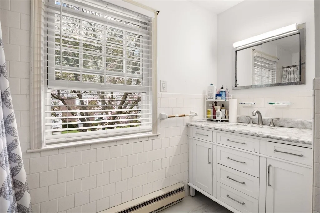 9 Town House Dr, Newtonville