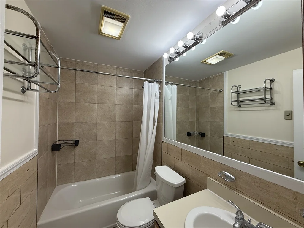 10 Rollins Ct, Central Square