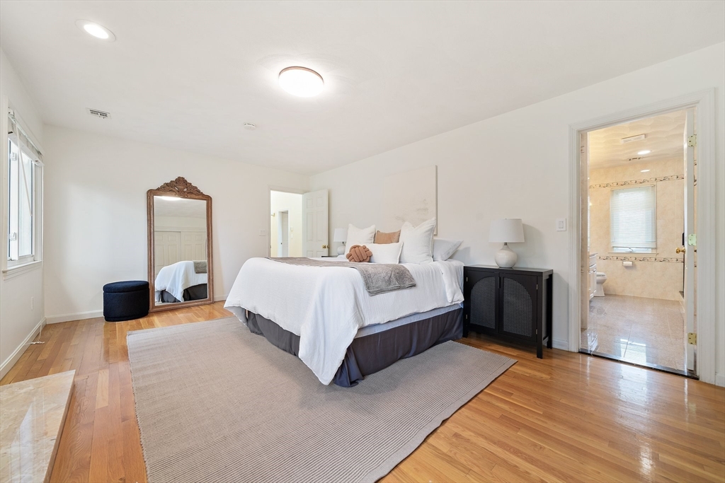 28 Mansfield Rd, Wellesley