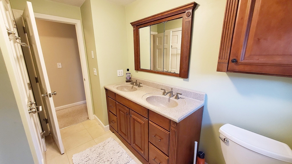 14 Meetinghouse Ln, Millbury