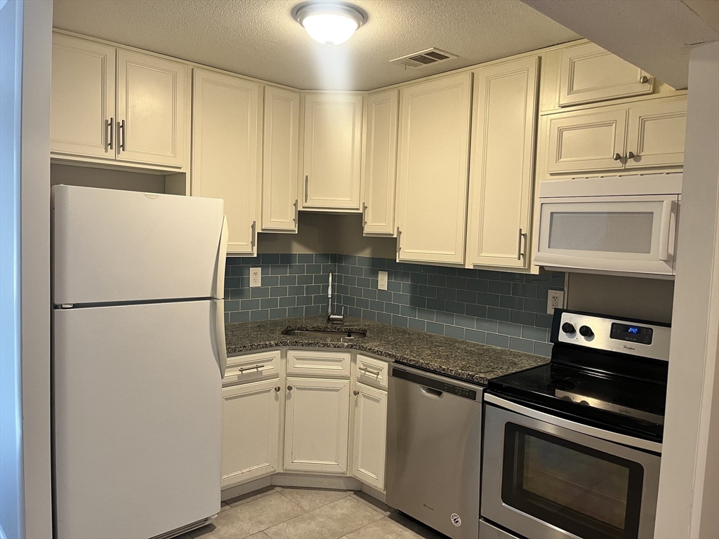 555 Russell Rd, Westfield