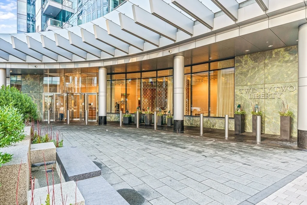 22 Liberty Dr, Seaport District