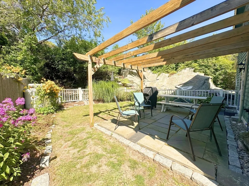 1 Pigeon Hill Ct, Rockport