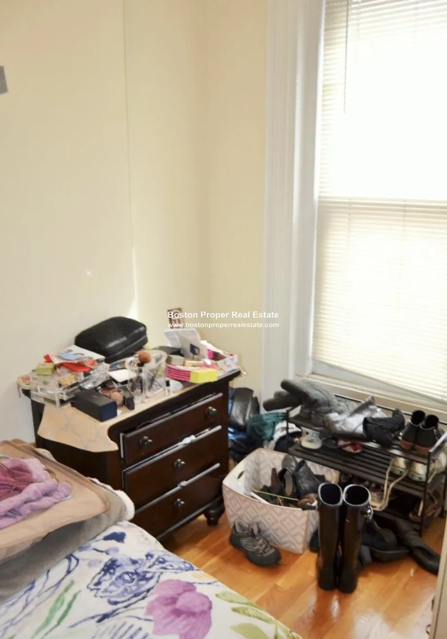 225 Newbury St, Back Bay