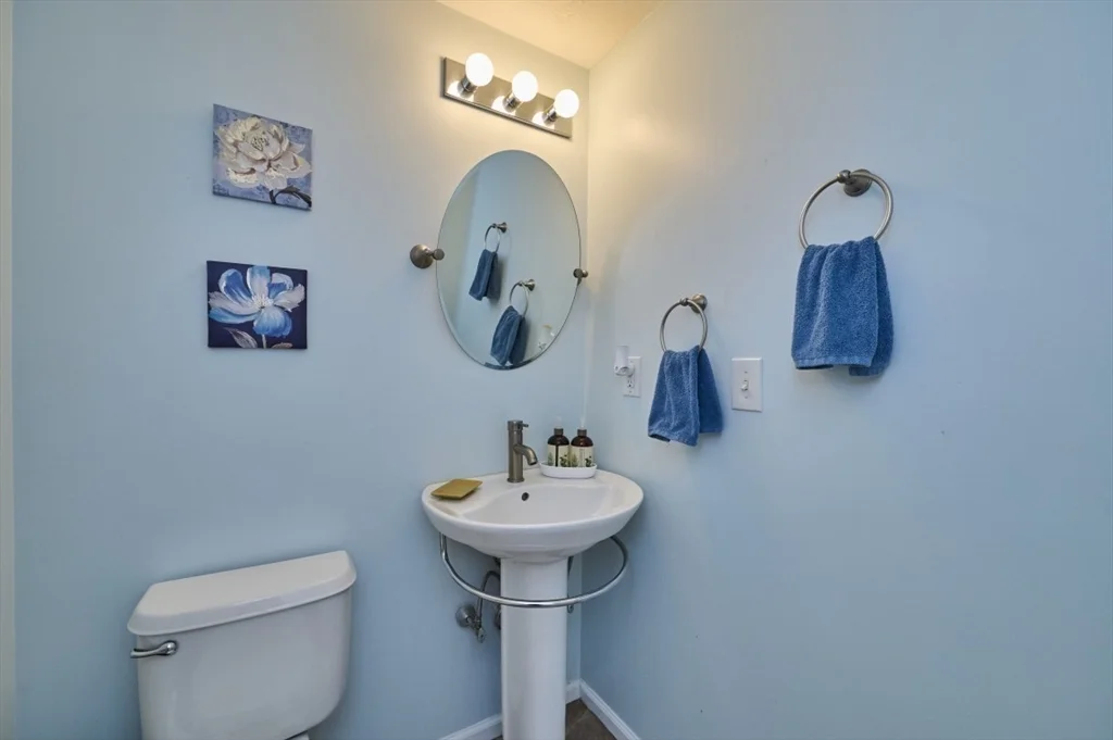 27 Cranberry Ln, Burlington