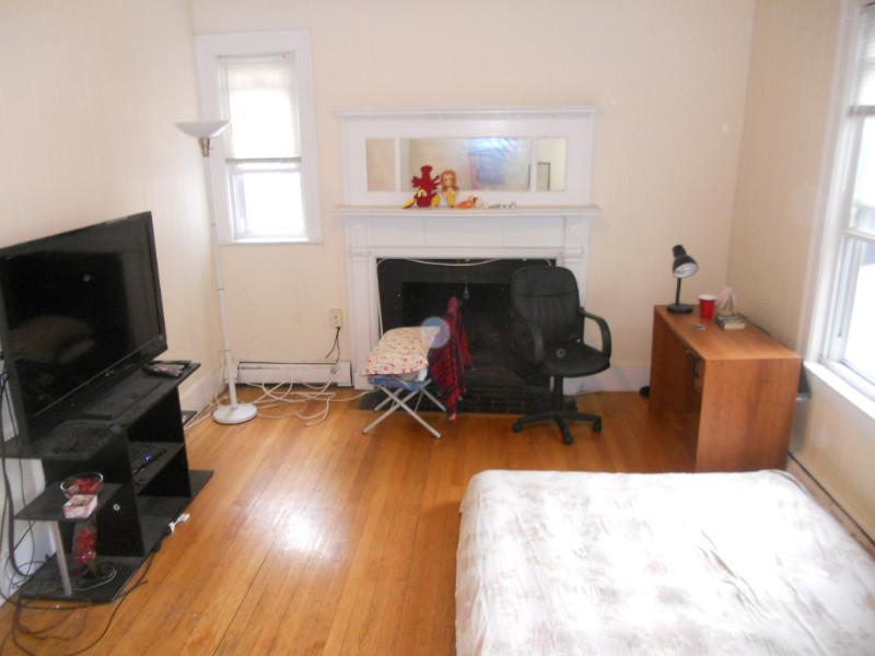 2 Ashford Ct, Allston