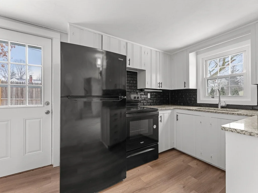 28 Crestview Dr, Westborough