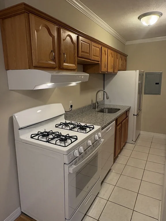 10 Longwood Dr, Andover