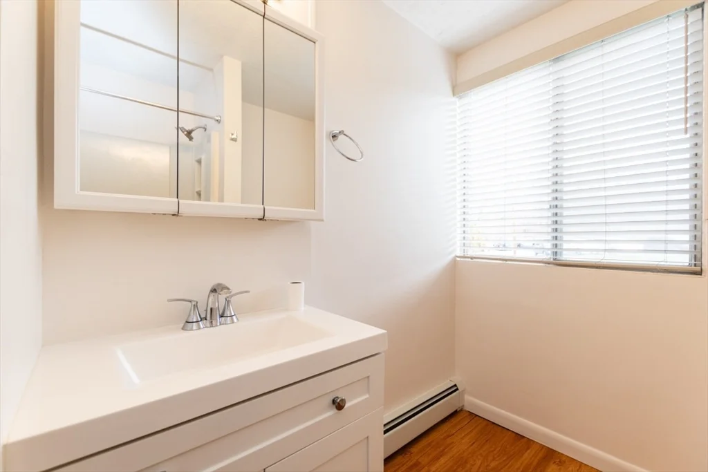 8 Longwood Dr, Andover