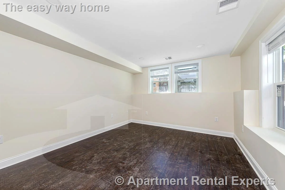 70-72 Stanley Ave, Tufts