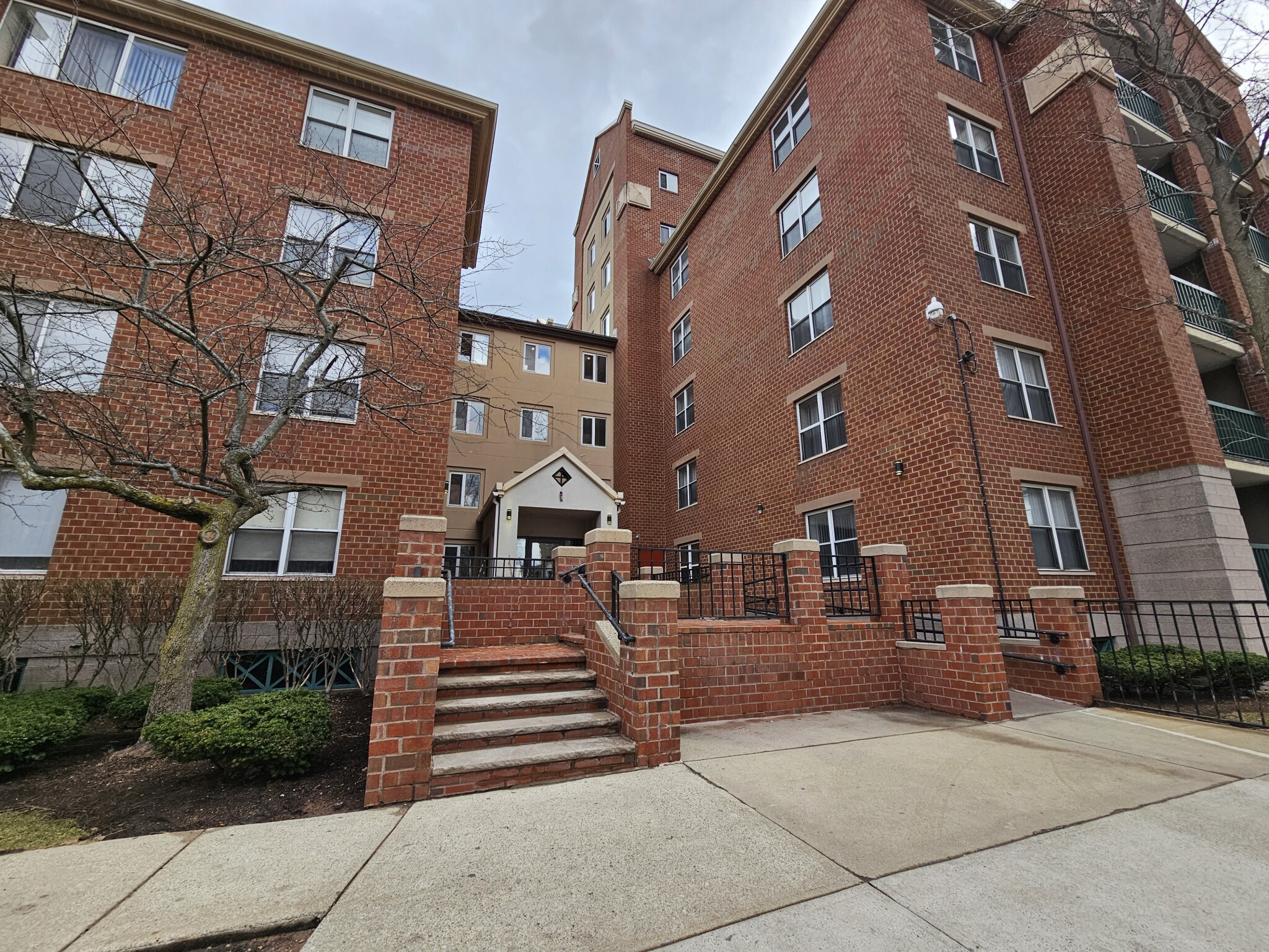 1 South Point Dr, Dorchester