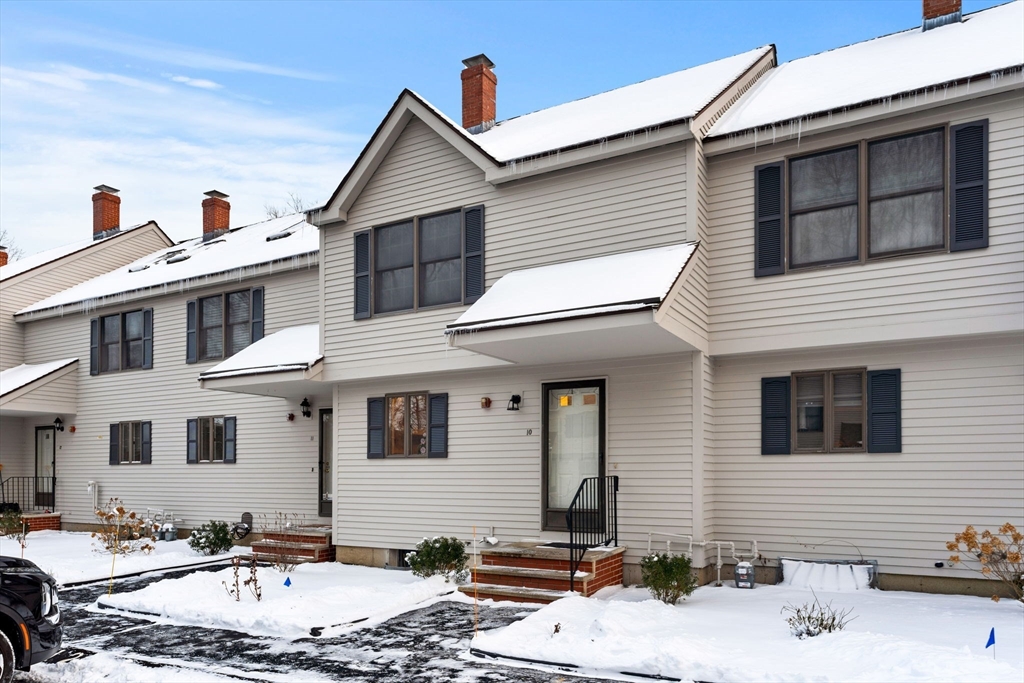 10 Carriage Ct, Merrimac