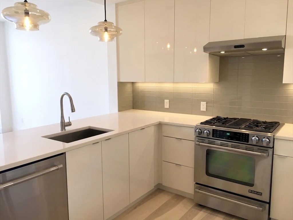 32 Traveler St, South End