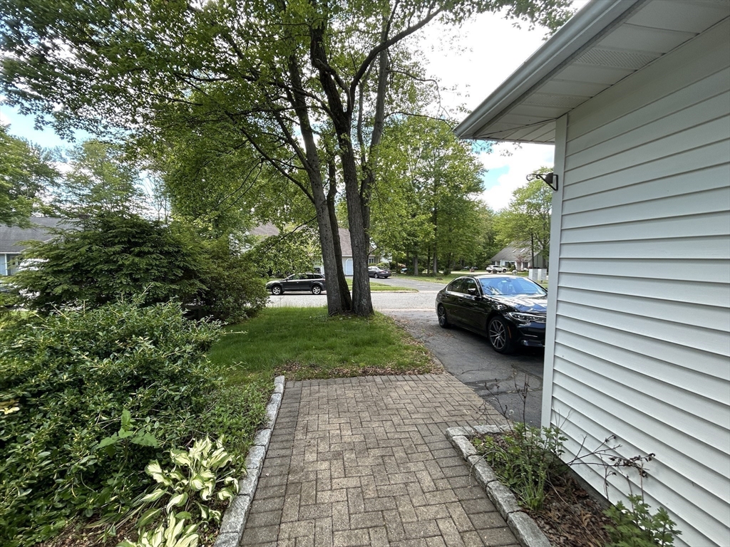 12 Homeward Ln, Natick