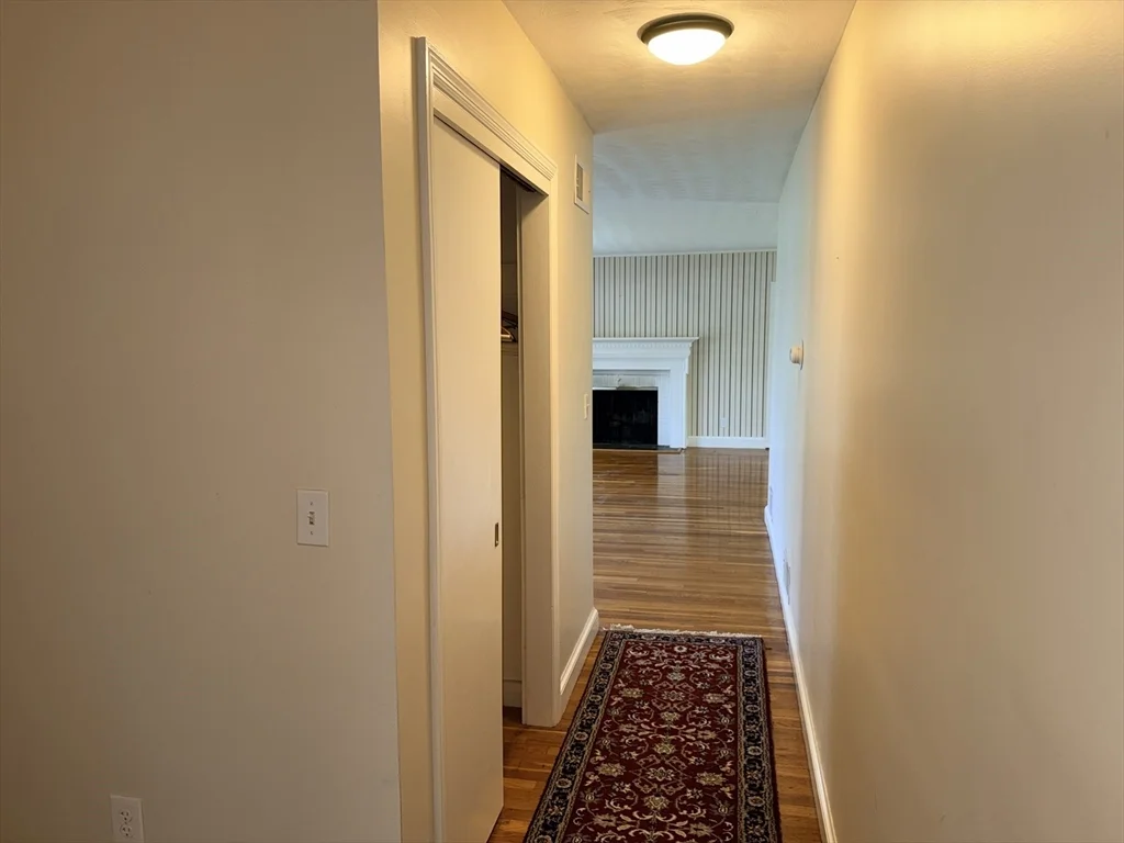 28 Robinhood Rd, Natick