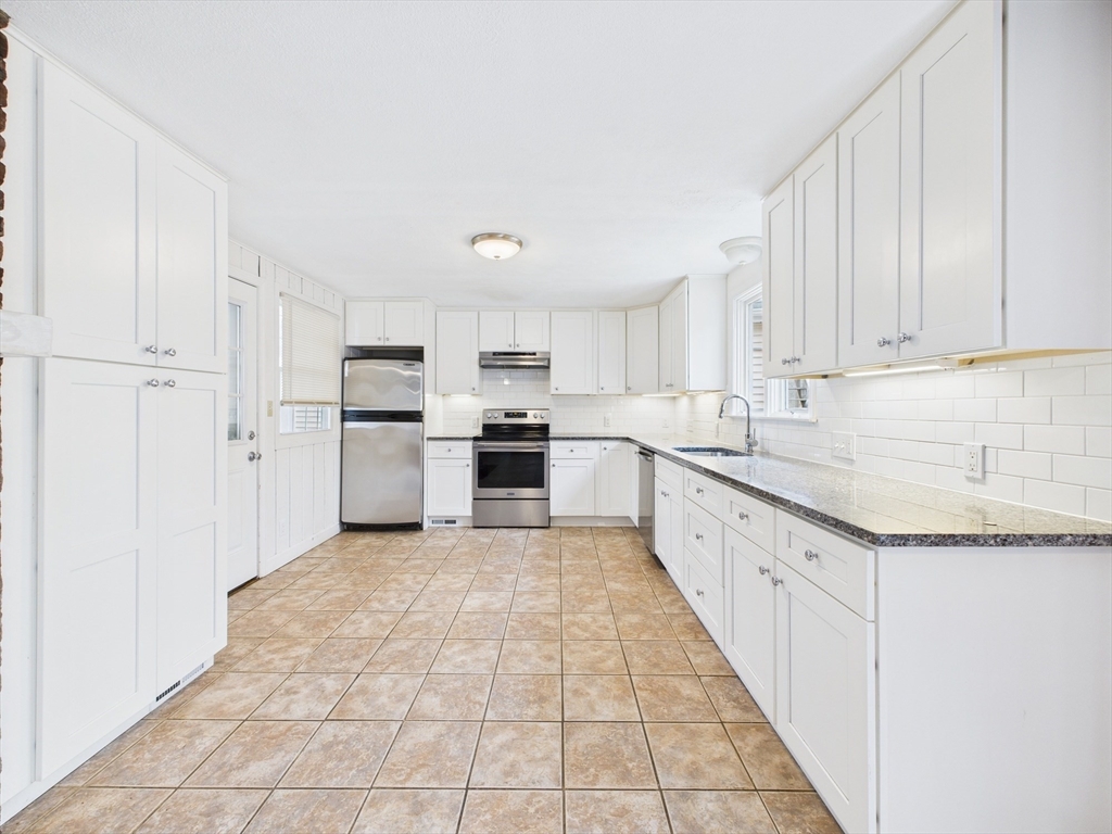 215 Stoney Lea Rd, Precinct One/Upper Dedham