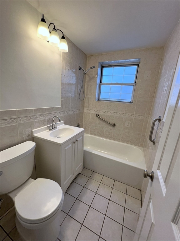 2 Colonial Village Dr, Arlington Heights