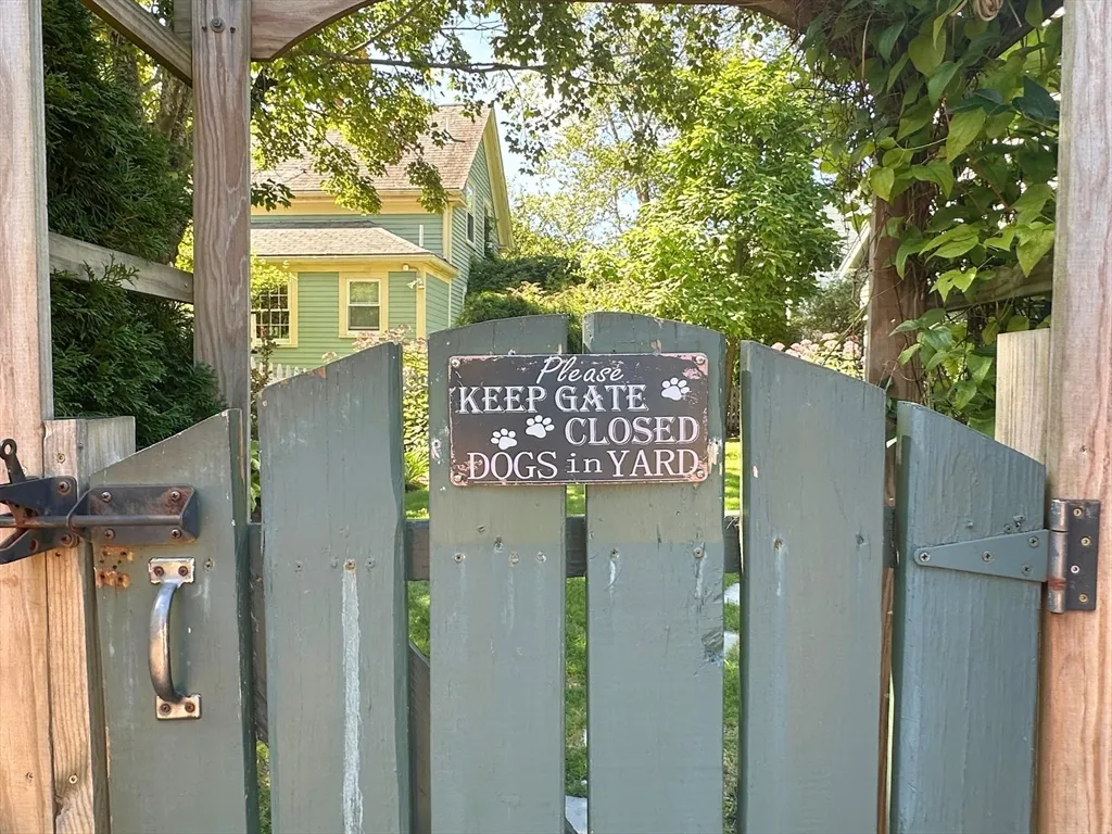 1 Pigeon Hill Ct, Rockport