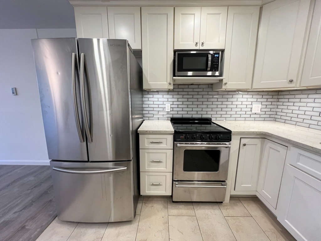 2 Colonial Village Dr, Arlington Heights