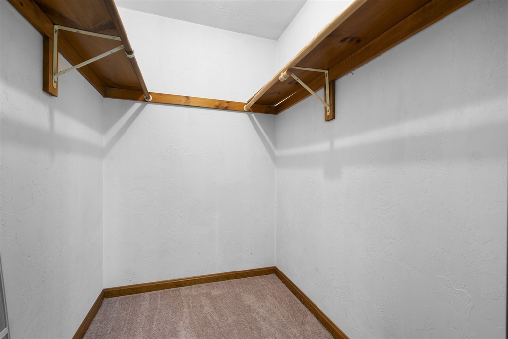 9 Greylock Ave, Shrewsbury