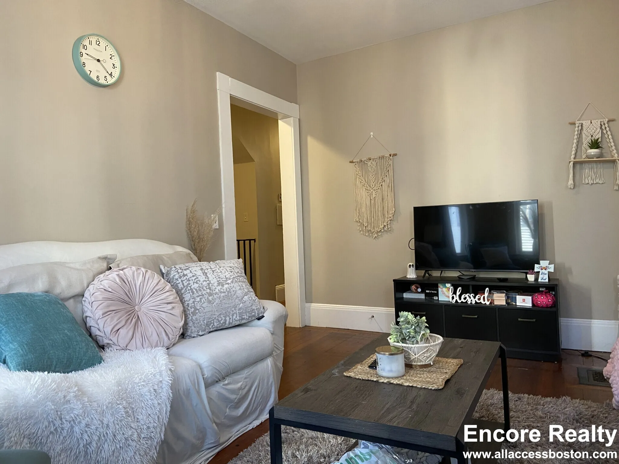 8 Sunset St, Mission Hill