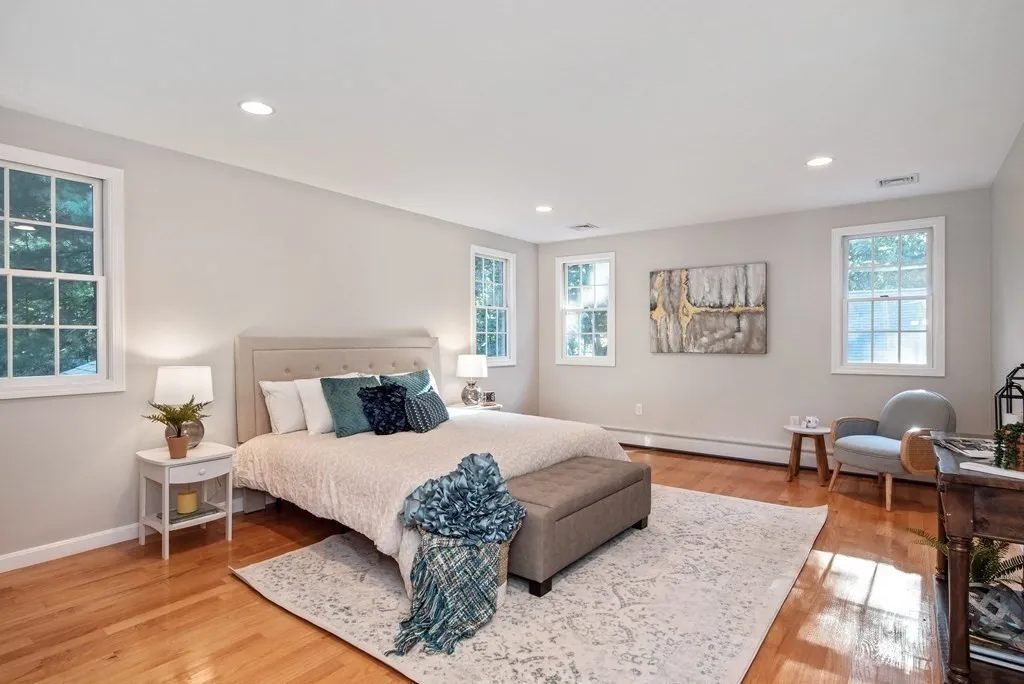 29 Burke Ln, Wellesley