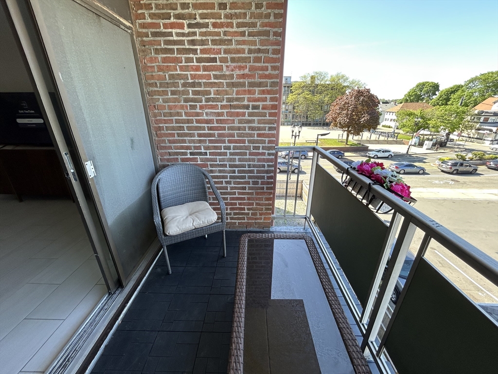 881 Broadway, Everett