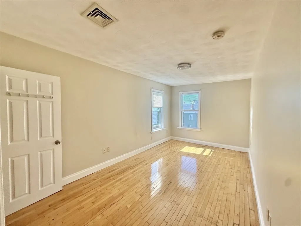 34 School St, Everett