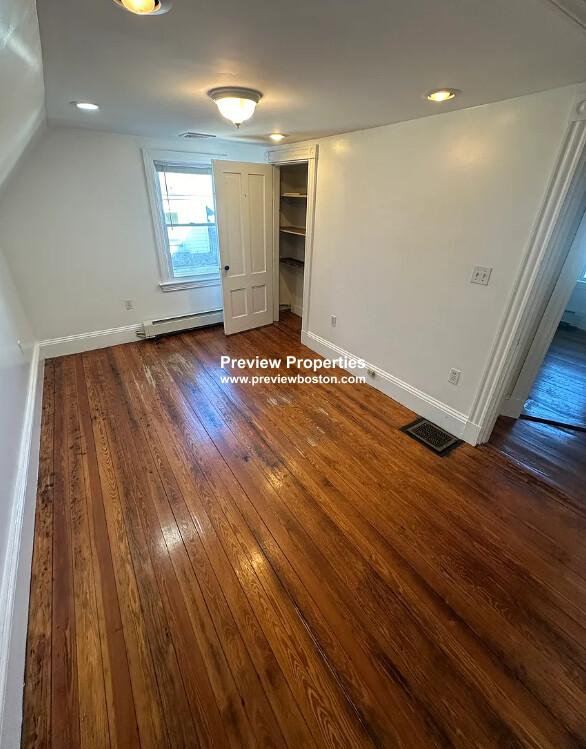 28 Montfern Ave, Oak Square