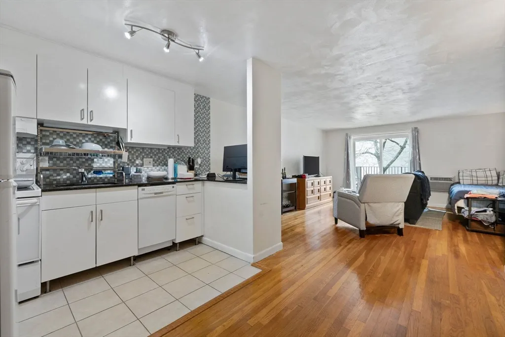 39 Englewood Ave, Brighton