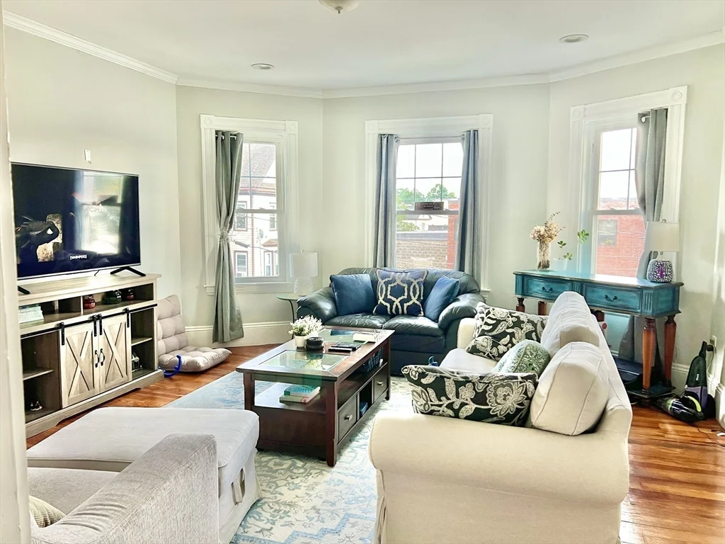 812 Moody St, South Side