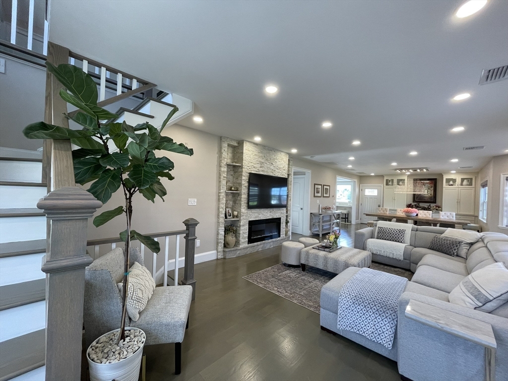 20 Trevalley Rd, Revere