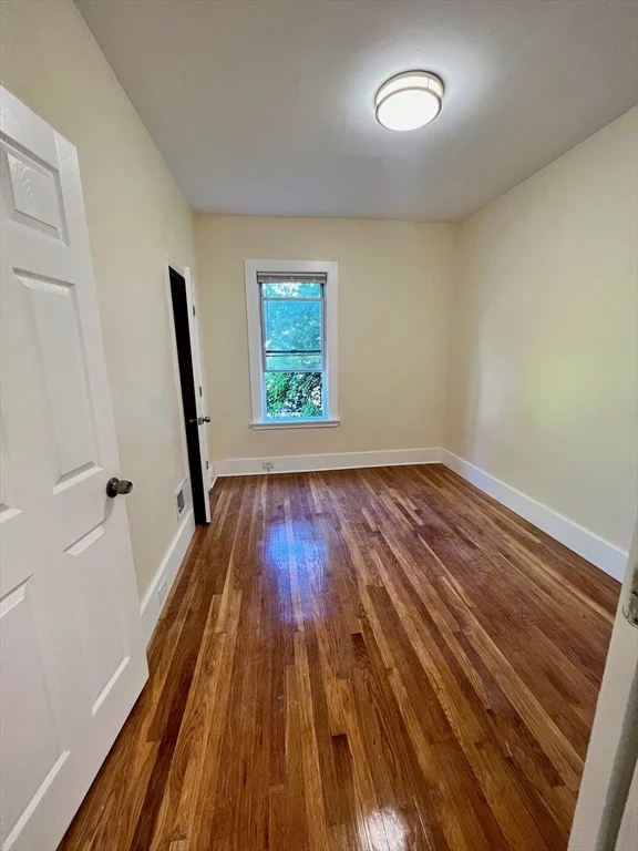 22 Anita Ter, Roxbury