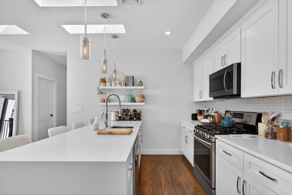 15 W Bellflower St, South Boston