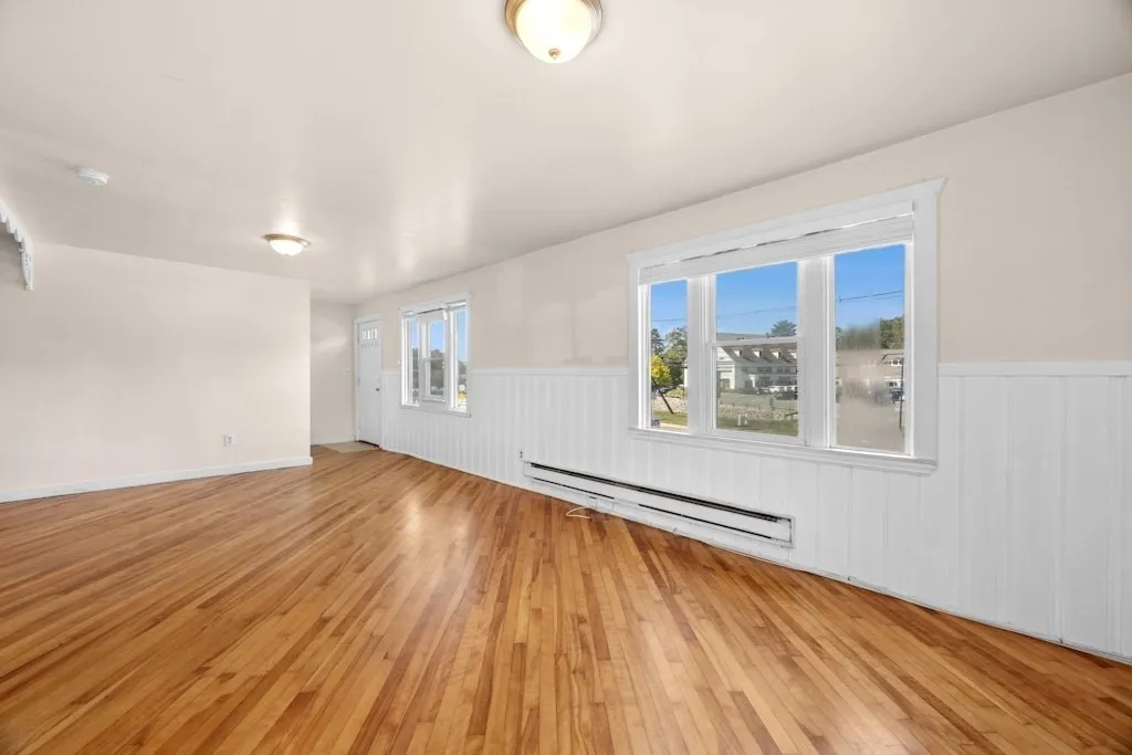 281C King, Northborough