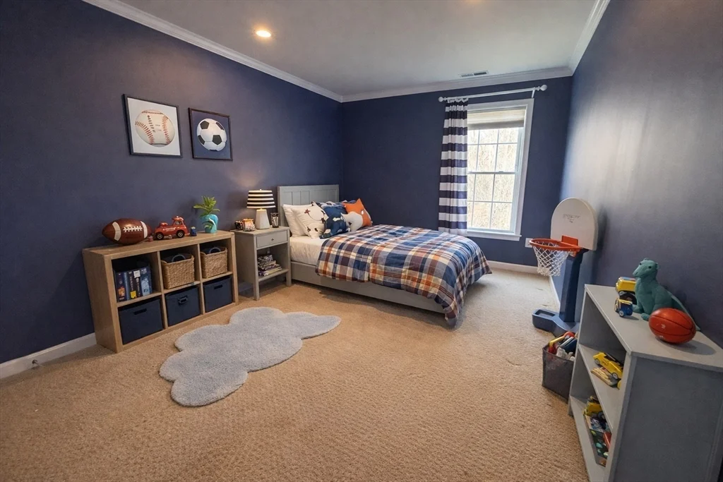 198 Stonehaven Dr, Weymouth